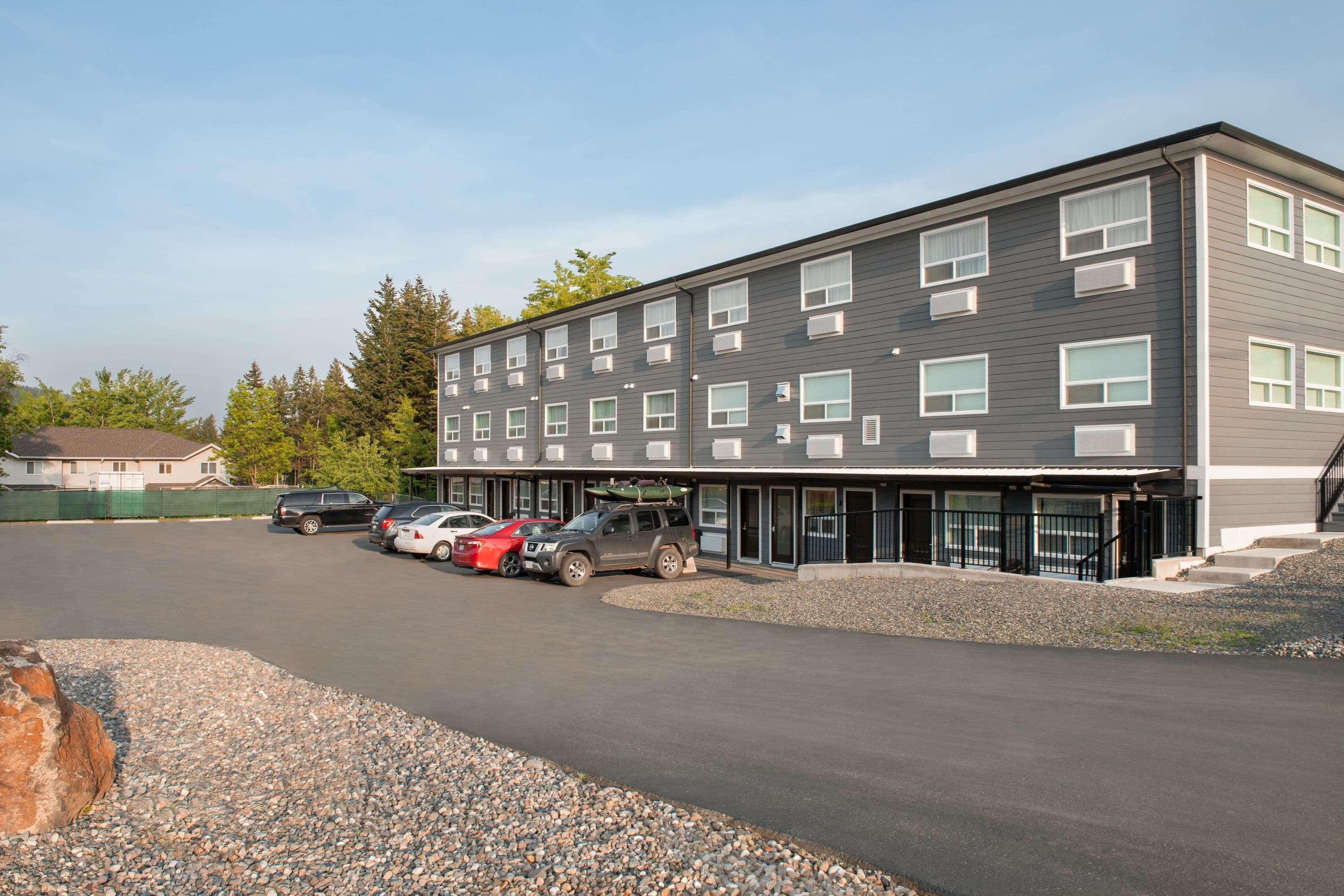 Days Inn By Wyndham 100 Mile House Exteriör bild